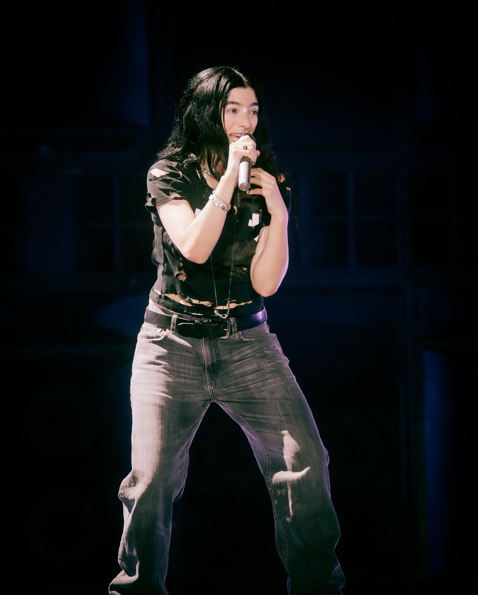 Lorde_fix's tweet image. Last night at Lollapalooza, by photographer Claudio Escalona for Zumbido Chile. #lorde #UltrasoundWorldTour