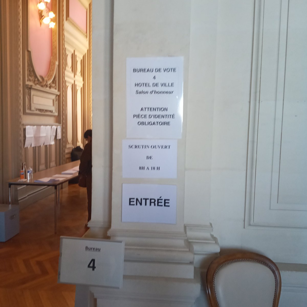 ericduboc's tweet photo. Je viens de voter à #Poitiers. 
Belle affluence à 15h au Bureau de l'hôtel de Ville .
Déjà près de 40 % de votants. https://t.co/WKY5sg0BxM