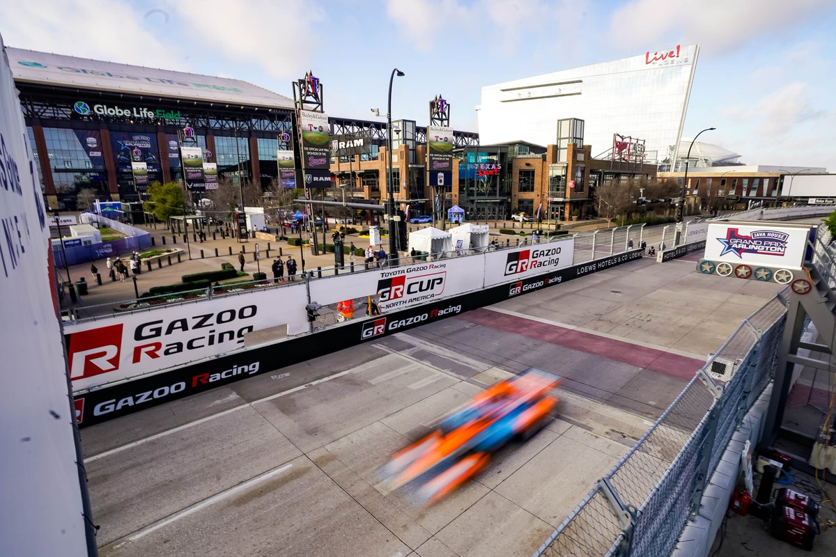 REVentertnmt's tweet photo. Ladies and gentleman, for the first time in history in Arlington, Texas... it's race day. https://t.co/BVf66dOmn9