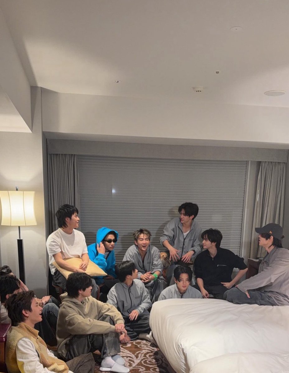 เมื่อวานในไลฟ์ น่าจะไลฟ์ที่ห้องพี่อลัน พี่แกบอกว่าไม่ให้ใครขึ้นเตียง กุสงสารไอ่บัส555555 พวกนางก็เชื่อฟังพี่อลันอยู่เด้อ🤣🤣🤣