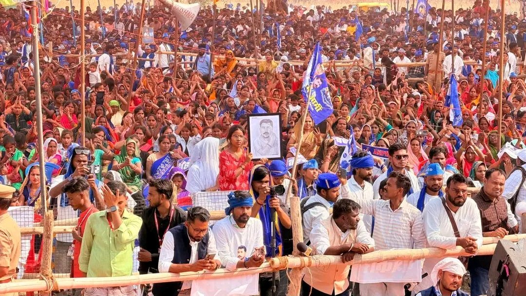 Rani__Boudh's tweet photo. मान्यवर कांशीराम साहब जी की जयंती एवं आजाद समाज पार्टी (कांशीराम) के छठे स्थापना दिवस के अवसर पर जिला बाराबंकी में आयोजित “संवैधानिक अधिकार बचाओ, भाईचारा बनाओ” महारैली का ऐतिहासिक सफल आयोजन यह साबित करता है कि बहुजन आंदोलन अब नई ऊर्जा, नई चेतना और नई ताकत के साथ आगे बढ़ रहा है। https://t.co/ChTtz0z2db
