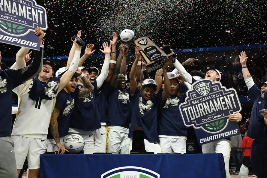 sMACkTalkBB's tweet photo. The Zips claim their third straight Mid-American Tournament title in an instant classic over the Rockets on Saturday night. KG (@kgodek23) has the recap:
https://t.co/oO8SYkmQP7 https://t.co/HPPdIbJNlv