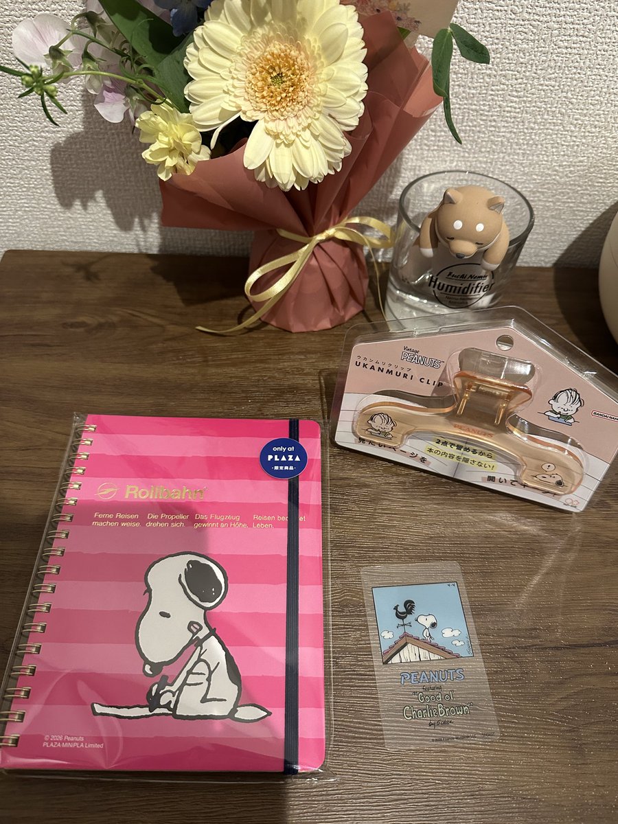 sa0739's tweet photo. 今日は大好きな友達からすてきなお花(仕事の区切りのお祝い…！🌸)をもらった上に、勉強道具も入手しました🐶✨

分野は違えど、毎日勉強している姿に勇気もらいました💪
私もコツコツがんばらねば！ https://t.co/6FIq7FfgGF