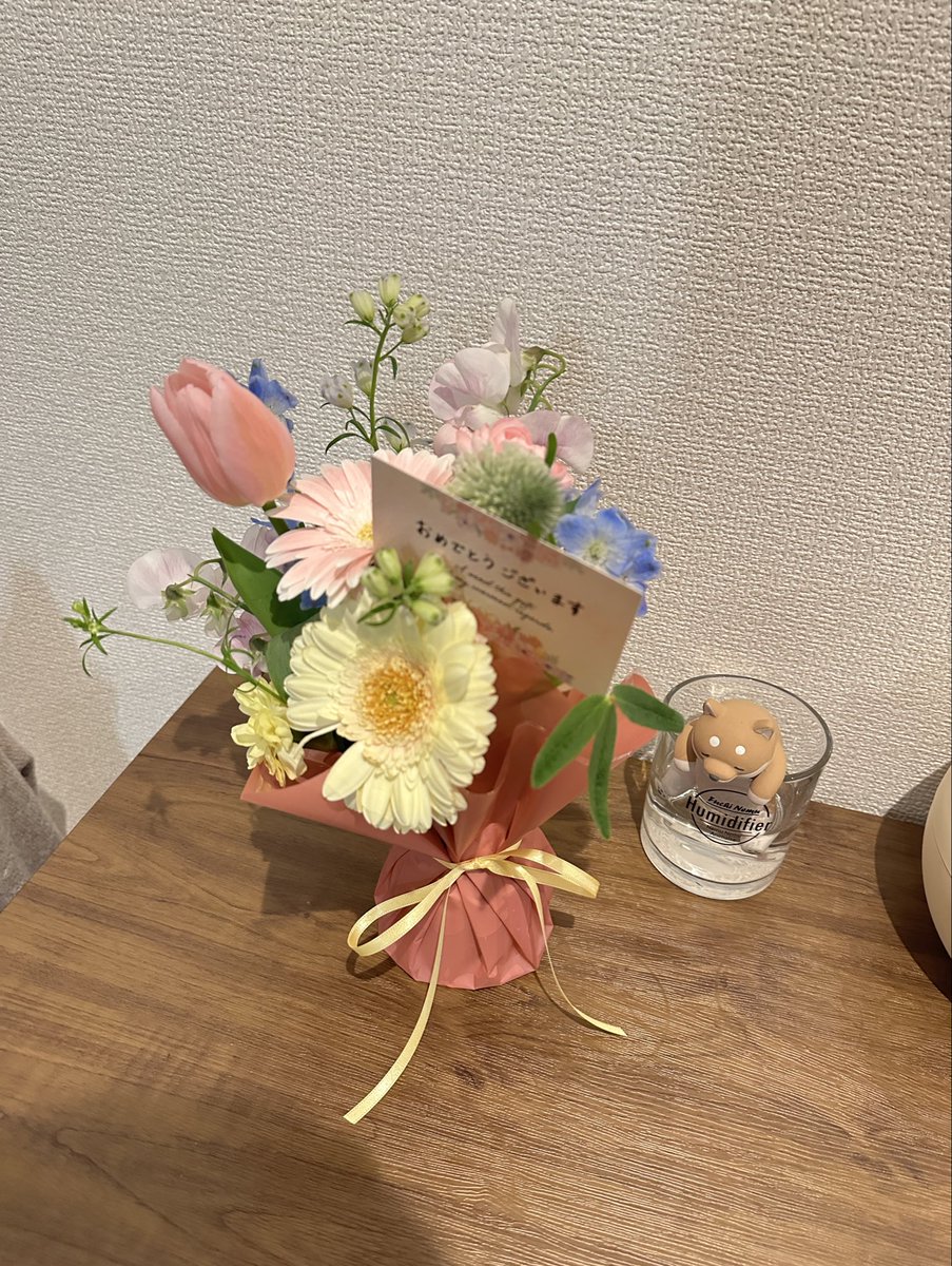 sa0739's tweet photo. 今日は大好きな友達からすてきなお花(仕事の区切りのお祝い…！🌸)をもらった上に、勉強道具も入手しました🐶✨

分野は違えど、毎日勉強している姿に勇気もらいました💪
私もコツコツがんばらねば！ https://t.co/6FIq7FfgGF