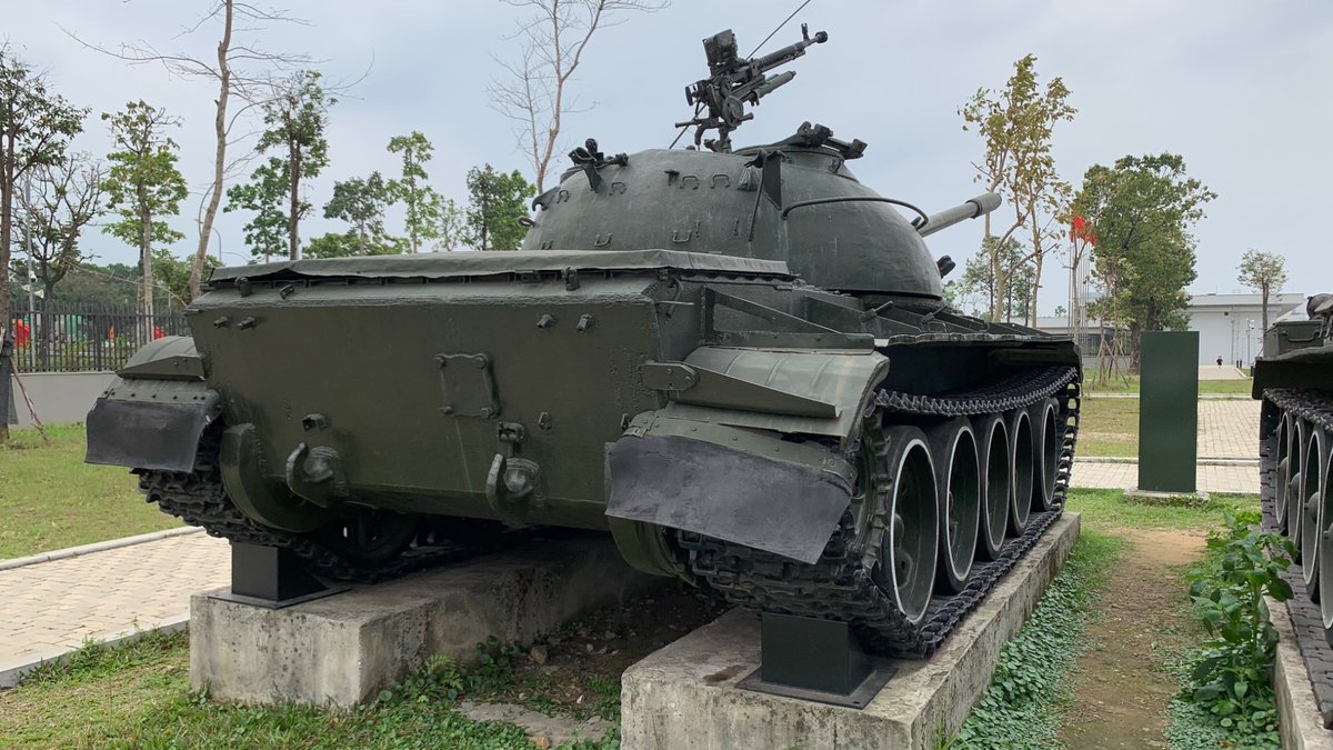 marines_delta's tweet photo. 東側の車両コーナー。正味こっちが見たかった。日本じゃ見れないT-34/85とPT-76、T-54Bはマジで感動した。一応サイズ比較でインスタントカメラ置いて見た。 https://t.co/csz8Yp9yKv