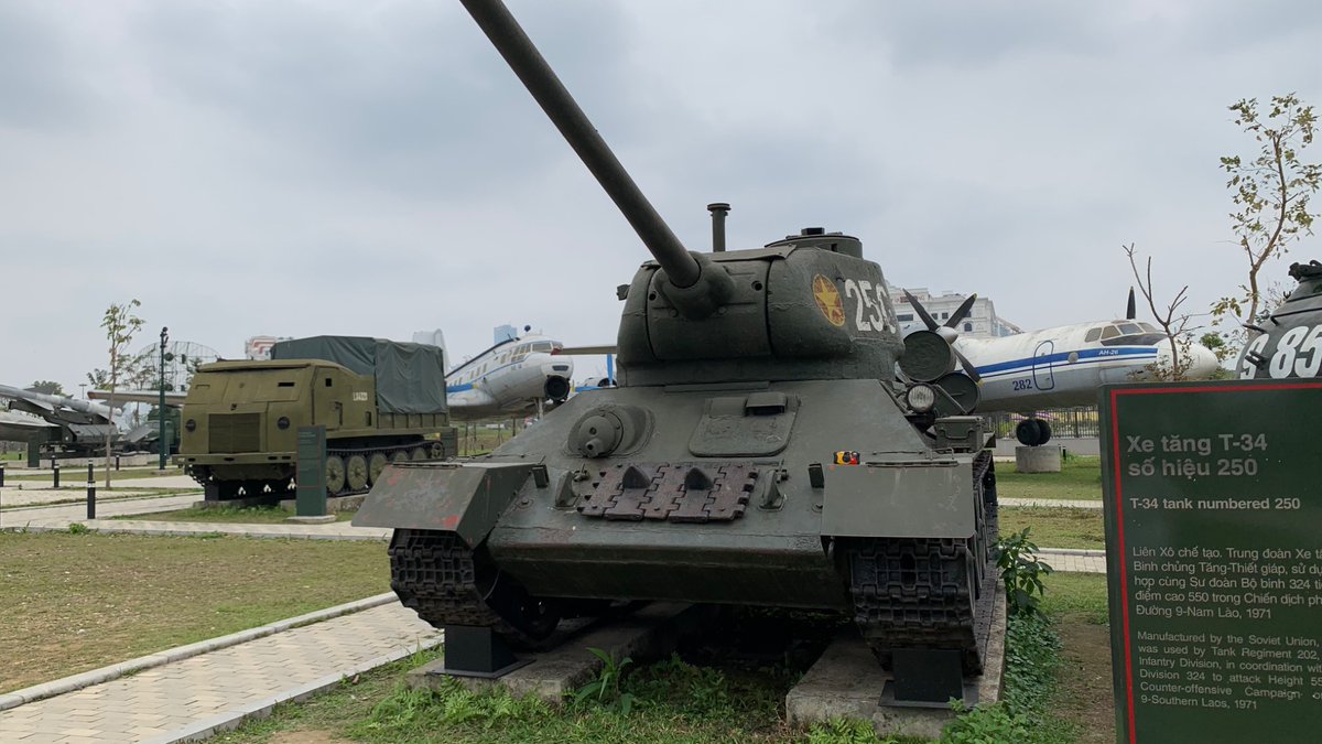 marines_delta's tweet photo. 東側の車両コーナー。正味こっちが見たかった。日本じゃ見れないT-34/85とPT-76、T-54Bはマジで感動した。一応サイズ比較でインスタントカメラ置いて見た。 https://t.co/csz8Yp9yKv