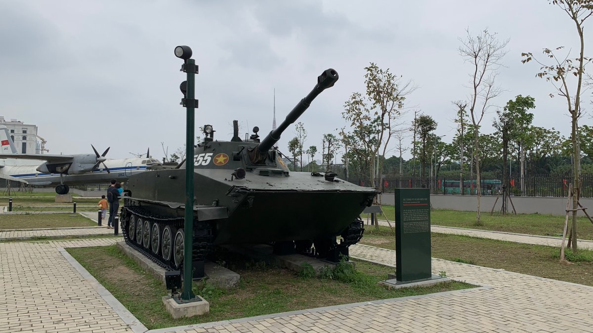 marines_delta's tweet photo. 東側の車両コーナー。正味こっちが見たかった。日本じゃ見れないT-34/85とPT-76、T-54Bはマジで感動した。一応サイズ比較でインスタントカメラ置いて見た。 https://t.co/csz8Yp9yKv