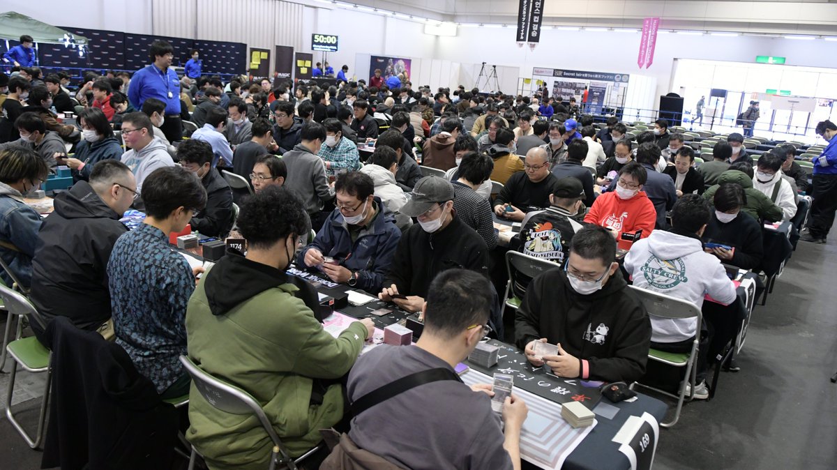 mtgjp's tweet photo. 【#プレイヤーズコンベンション】こちらは「ヴィンテージ選手権」の様子。最も古い魔法を操るプレイヤーたちが集うこの大会には73名が集結。スタンダード範囲のカードも採用されており、新たな風も感じられる戦いとなっているようでした！ #mtgjp https://t.co/6LcHVJru04