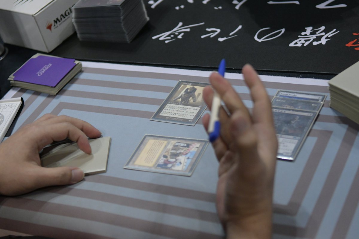mtgjp's tweet photo. 【#プレイヤーズコンベンション】こちらは「ヴィンテージ選手権」の様子。最も古い魔法を操るプレイヤーたちが集うこの大会には73名が集結。スタンダード範囲のカードも採用されており、新たな風も感じられる戦いとなっているようでした！ #mtgjp https://t.co/6LcHVJru04