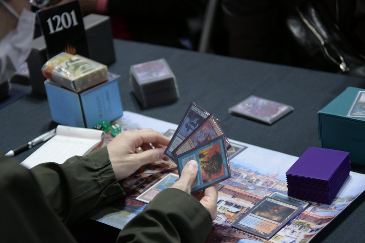 mtgjp's tweet photo. 【#プレイヤーズコンベンション】こちらは「ヴィンテージ選手権」の様子。最も古い魔法を操るプレイヤーたちが集うこの大会には73名が集結。スタンダード範囲のカードも採用されており、新たな風も感じられる戦いとなっているようでした！ #mtgjp https://t.co/6LcHVJru04