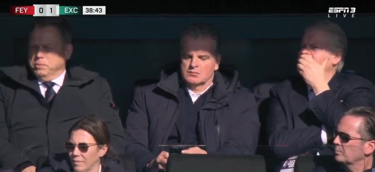 Er zit iemand op de tribune zijn afscheidsbrief te schrijven #FEYexc
