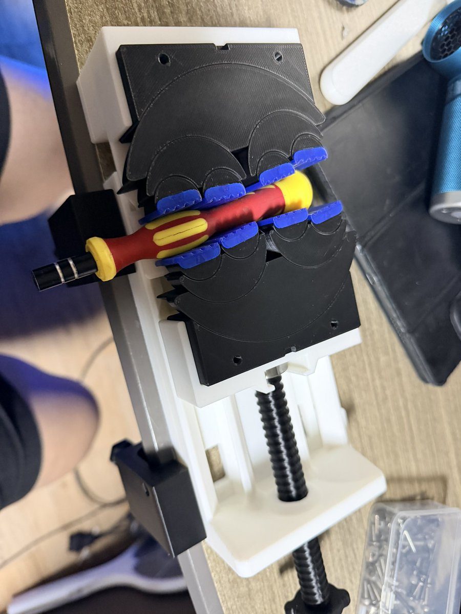 Shadowy Fursuit Studio™ tweet media