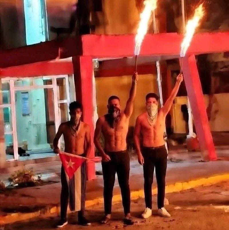 Yo veo que el pueblo quiere salir a la calle, pero tiene miedo no tener respaldo, porque conoce el proceder de la dictadura, solo falta la chispa de apoyo que les diga "JUST DO IT" y se acaba todo. Si el pueblo cubano pudiera ver con sus ojos, que <a href="/realDonaldTrump/">Donald J. Trump</a> o <a href="/marcorubio/">Marco Rubio</a>
