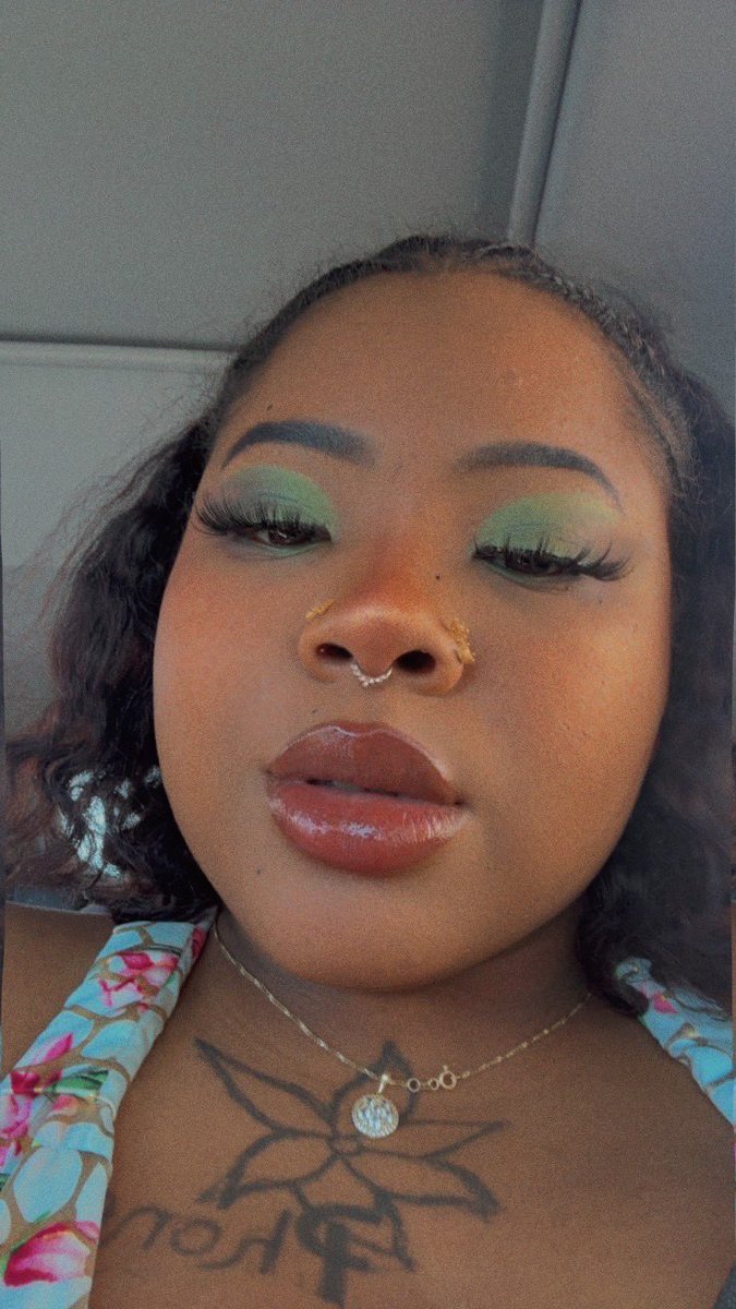 BlaotianCandy's tweet photo. Eyes on me, lips on fleek—catch this vibe before I ghost.👻🙂↕️❤️🔥
#GlowUpSeason #MakeupSlay #ThiccAndTatted #LipGlossLover #ViralBeauty https://t.co/q4cNNJPFih