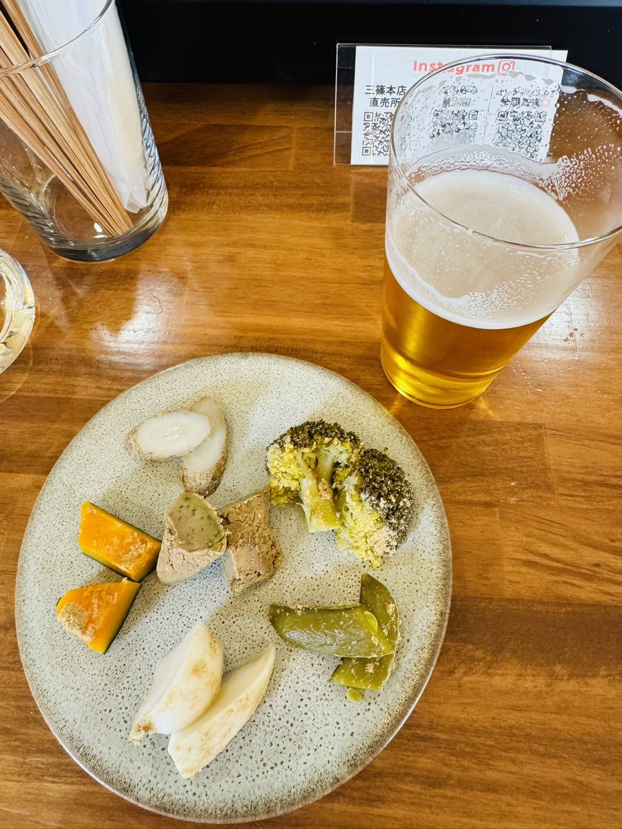 maryu36's tweet photo. 横川駅で1人立ち飲み
前から気になってたお店にやっと行けました。
ツマミは全て糠漬けスタイル。
野菜の盛り合わせや、焼きサバの糠漬けなんかもあってマジでウマい。
広島来たらミナモア行くより、ココ行け！
その後はやっぱりナイスユカリ。
からの奥田民生のライブに行ってきたじょ！
#nipote2 https://t.co/4aBX1lRcMR