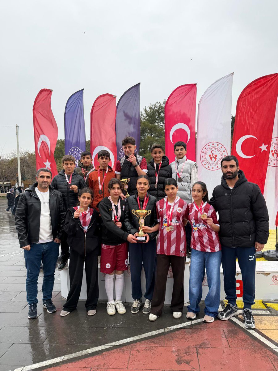 nusaybin_mem's tweet photo. 💐👏 TEBRİKLER 

Nusaybin Ortaokulu Yıldız Kızlar Oryantiring Takımı, İl Birincisi Olarak Bölge Müsabakalarına Katılma Hakkı Kazandı.

Okul sporları kapsamında Mardin İl Oryantiring Müsabakası'nda büyük bir başarı gösteren Nusaybin Ortaokulu Yıldız Kızlar Oryantiring takımı, takımlar arasında il birincisi olarak bölge müsabakalarına katılma hakkı elde etmiştir.

Başarılarından dolayı öğrencilerimizi tebrik ediyor, kendilerine emek ve destek veren öğretmenlerine teşekkür ediyoruz.💐👏👏

@tcmeb
@Yusuf__Tekin
@Mardin_Valiligi 
@mardinilmem
 @ali_eyyupkoca
@Nsy_Kaymakamlik 
@haciavlanmaz