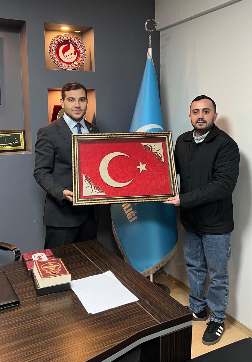 Ülkü Ocakları Eğitim ve Kültür Vakfı Genel Başkanımız Sayın Ahmet Yiğit Yıldırım Beyefendi’nin takdirleriyle Ülkü Ocakları Düzce İl Başkanı olarak göreve atanan kıymetli dava arkadaşım Oğuzhan Coşkun’u ziyaret ederek hayırlı olsun dileklerimi ilettim.

Rabbim, üstlenmiş olduğu bu