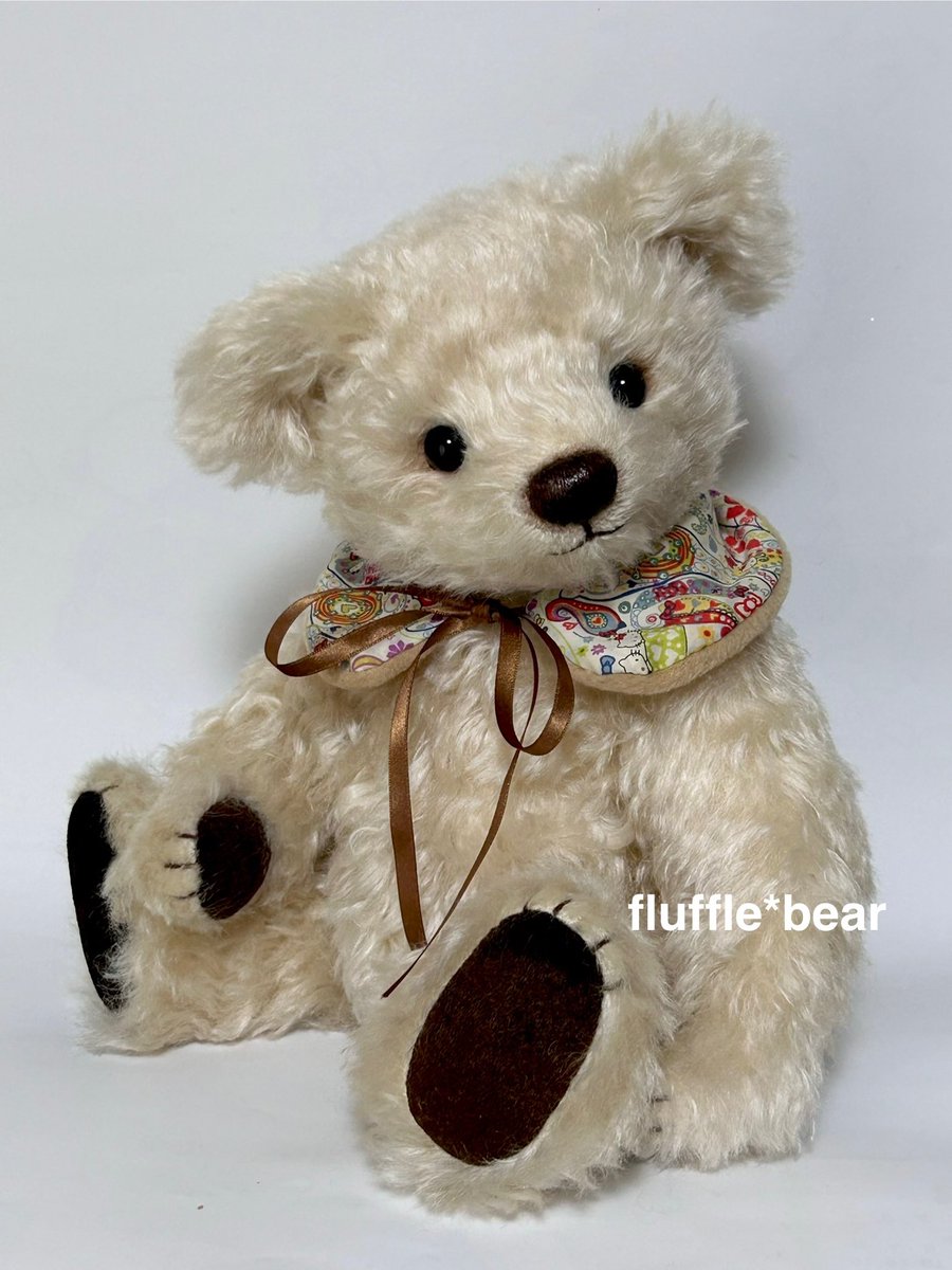 apricot_amiami's tweet image. 少し前に誕生したベアです🧸

うすーいオレンジまたはうすいベージュ色の光沢のあるカールモヘアです。

身長３３cm位の仔になりました。

#teddybear
#テディベアが好き
#テディベアのいる暮らし