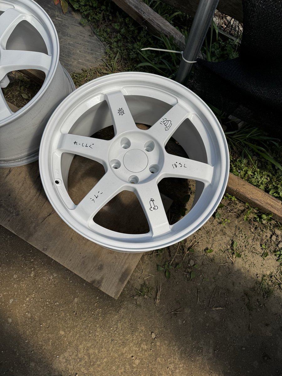 TE37（1998モデル）
18インチ9.5J
この世で1番可哀想な37だと思います💦