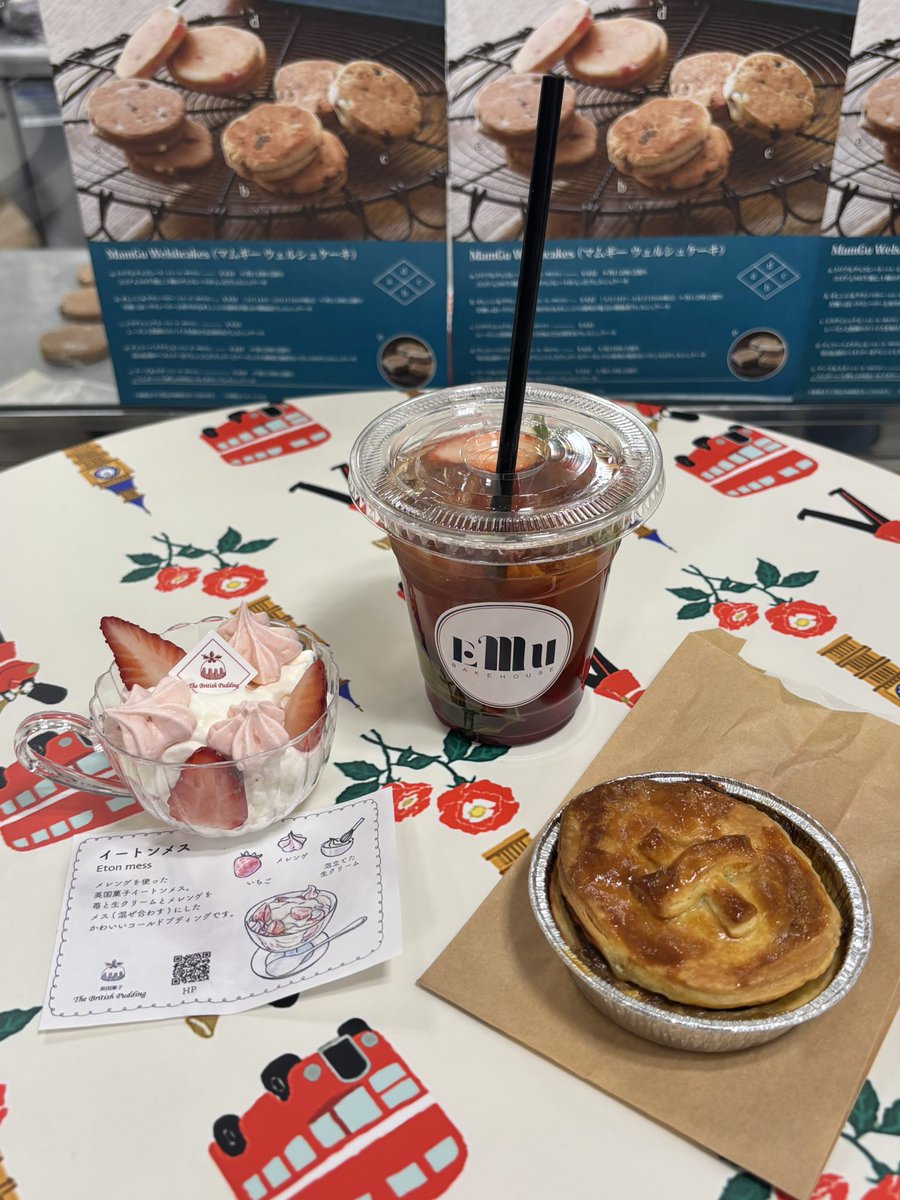 英国展ランチとデザート🇬🇧
ターナーズパイ/ステーキ＆エールパイ
ブリティッシュプディング/イートンメス
エムベイクハウス/ストロベリースプリングティー

焼きたてのパイはとてもサクサクで美味でした😋
イートンメスもストロベリーティーも甘さ控えめでとっても好みでした🍓