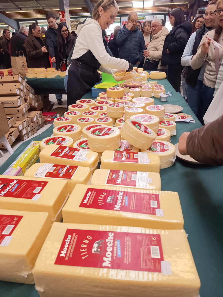 jmalonsopumar's tweet photo. Multitudinaria feira do queixo de Moeche. As instalacións do @Moeche_Concello ateigadas de xente degustando e mercando excelentes produtos do territorio do @xeocabortegal e de máis aló. https://t.co/KQ1d2JujbS