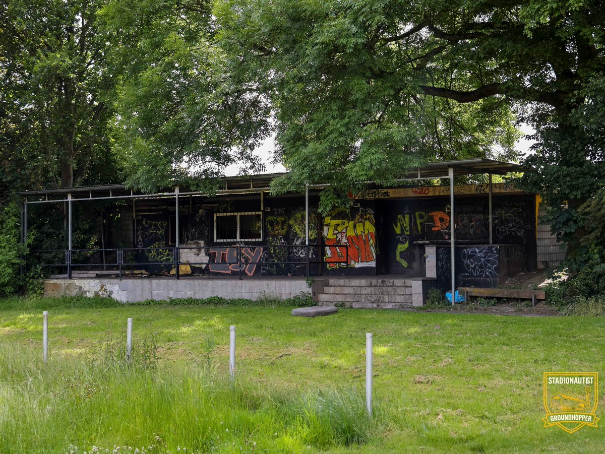 stadionautist's tweet photo. Tussen het hoge gras en het beton van een vergeten stadion vond ik honderd jaar voetbalgeschiedenis. De doelen staan er nog. Het net zit er nog in. Alleen de spelers zijn weg.
👉 https://t.co/yAwa5RqH0x
#lostgrounds #verganeglorie #wernerlehmannstadion #groundhopping #Ground https://t.co/oTPufIxE8w