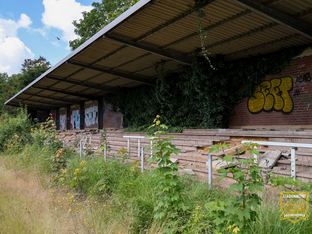 stadionautist's tweet photo. Tussen het hoge gras en het beton van een vergeten stadion vond ik honderd jaar voetbalgeschiedenis. De doelen staan er nog. Het net zit er nog in. Alleen de spelers zijn weg.
👉 https://t.co/yAwa5RqH0x
#lostgrounds #verganeglorie #wernerlehmannstadion #groundhopping #Ground https://t.co/oTPufIxE8w
