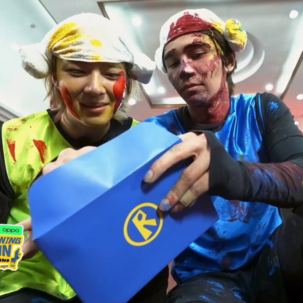 ตอนออกงานสังคม                        ตอนอยู่รันนิ่งแมน