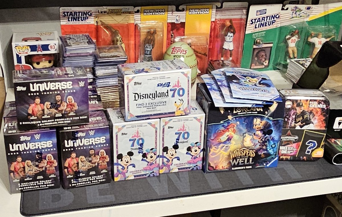 WrestlingFigs01's tweet image. Family Rip Night Tonight Wish Us Luck

@CardPurchaser @Topps @WWE @Disney @MLB @disney
#topps #wwe #hobby #tradingcards #mlb #baseball #lorcana #toppswweuniverse #wweuniverse