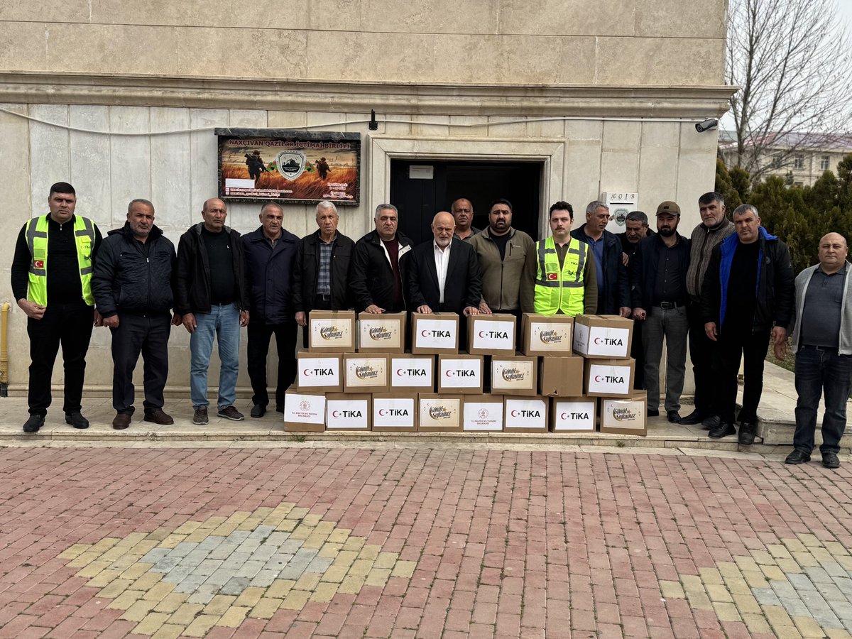 Tika_Azerbaijan's tweet photo. Türk Əməkdaşlıq və Koordinasiya Agentliyi (TİKA), Ramazan bərəkətini Naxçıvan Muxtar Respublikasına daşıdı.

Naxçıvan MR-da həyata keçirilən Ramazan kampaniyasında şəhid və qazi ailələri başda olmaqla 1000 ailəyə Ramazan sovqatı çatdırıldı. 

#KönülSüfrəmiz Bərəkətli Olsun https://t.co/Di037vKuKl