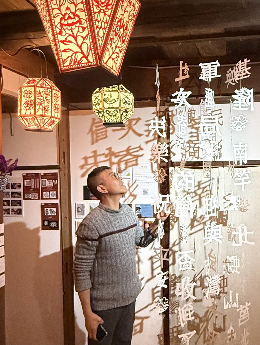 Jm7nC's tweet image. 陳さんの在廊は本日まででした。
東京と大阪で、貴重な時間をご一緒させていただきました。
楽しかったなぁ😊謝謝！
また台湾で🇹🇼

作品は最終日までご覧いただけます♪

「雰囲気ある写真撮らせて〜」って言うと、笑いながらもサッとポーズとれてしまうところ、台湾の人らしいな😆👍