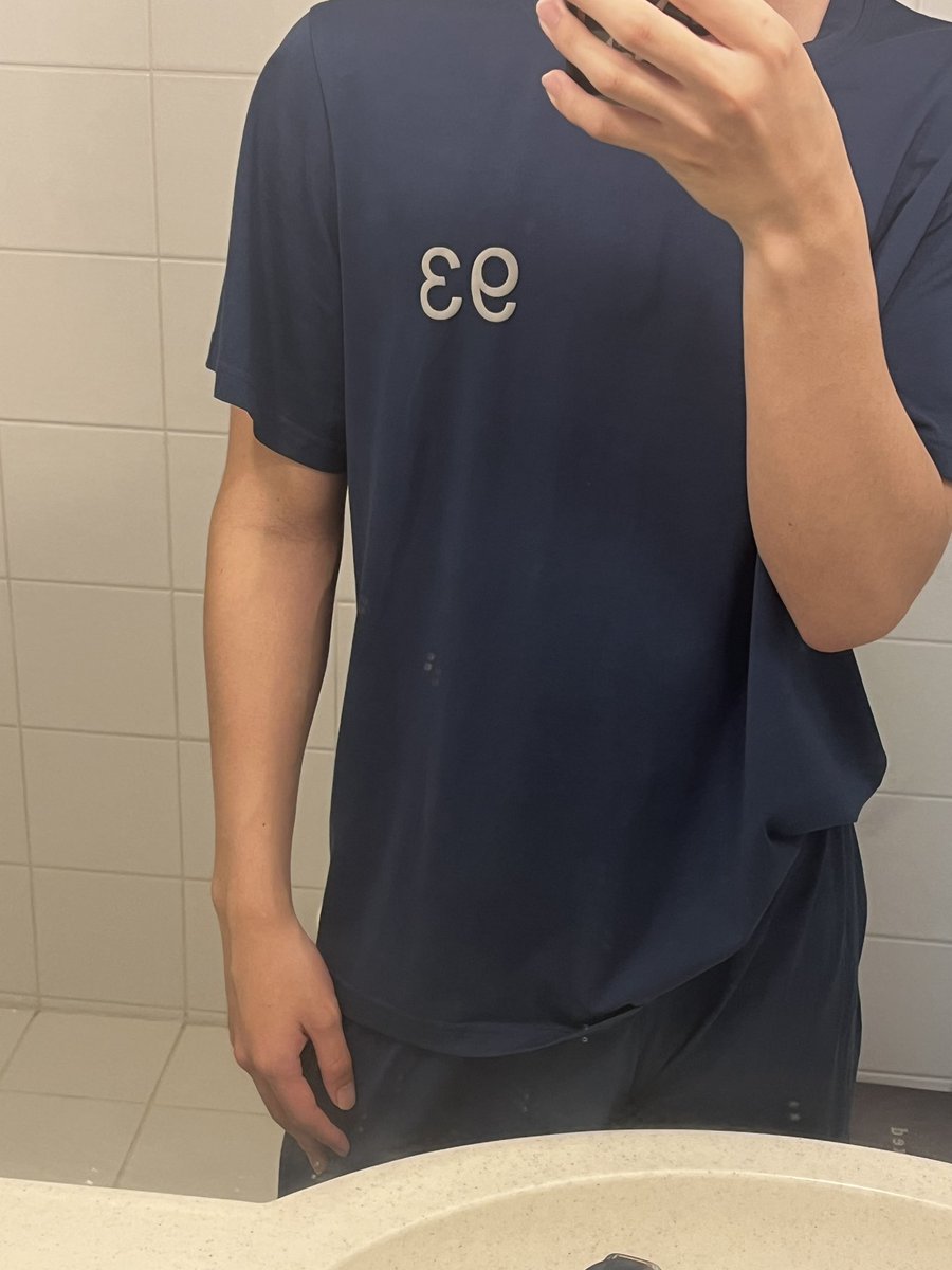 親が囚人服とユニフォームの中間みたいな寝巻き買ってきてあつい