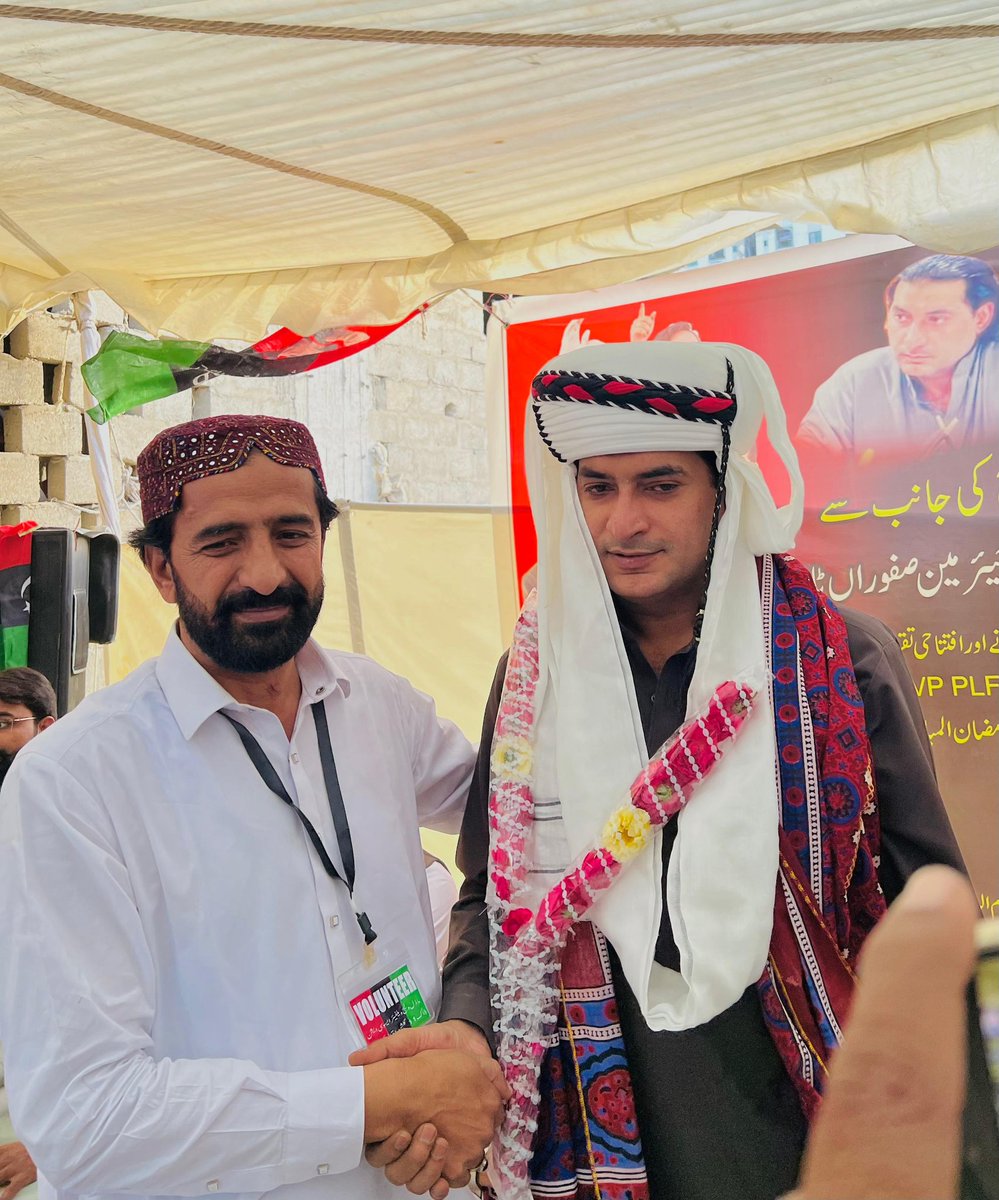 RashidKhaskhele's tweet photo. #پاکستان_پیپلز_پارٹی 
چئیرمین صفورہ ٹاؤن راشد خاصخیلی وائس چیئرمین عبدالحق بلوچ کے ہمراہ یوسی 8 میں واقع ماڈل ولیج گلشن اقبال بلاک 11 میں پیورینگ بلاکس اور سیوریج لائن کے کام کا افتتاح کیا،
اس موقع پر پاکستان پیپلز پارٹی پی ایس 101 کے صدر ایوب عطیق، سینئیر نائب صدر عامر خان لیگل ایڈوائزر نوشاد بابر اور متعلقہ محکموں کے افسران بھی موجود تھی، 
ماڈل ولیج کے سیاسی سماجی اور عوام نے چئیرمین راشد خاصخیلی کا شکریہ ادا کیا، 
#