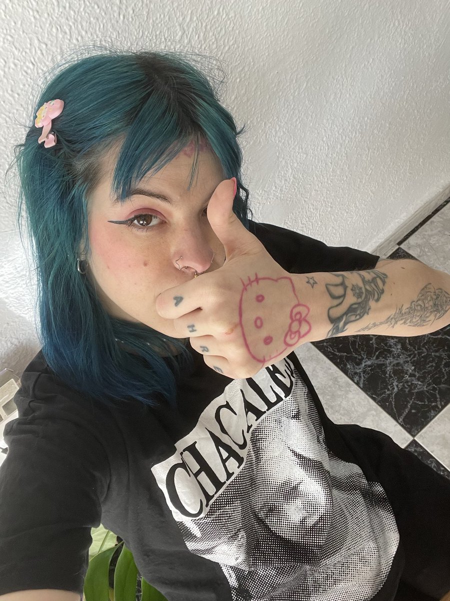 los quiero mostrar mi espectacular remera de nahir galarza y tambien que me puse el pelo turquesa 🤌