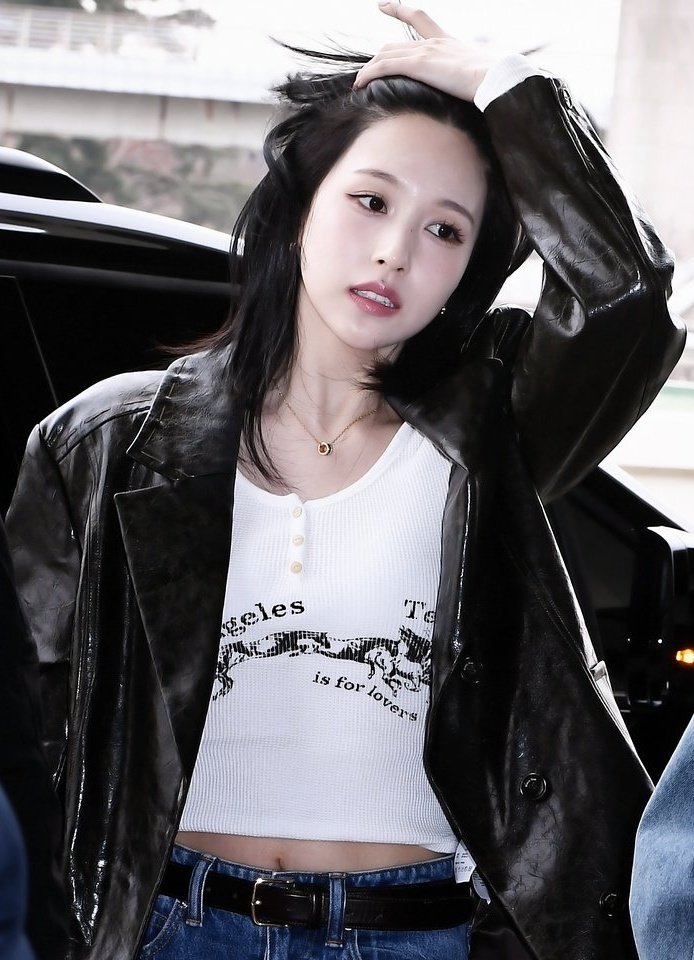 OT_9WICE's tweet photo. MINA hoy en Japón en el evento de MEVILAGE, la elegancia?? el visual?? el porte?? que hermosa, es una princesa, luego el contraste de cuando salía de Corea, lit puede es la persona más atractiva y cool sin siquiera intentarlo 😮‍💨 https://t.co/WOLM8FTrbG