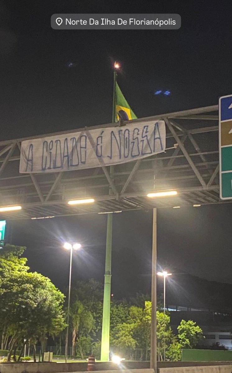 gustavowillamil's tweet photo. Torcedores do Avaí espalham faixas e fazem provocações ao Figueirense na véspera do clássico.

A bola rola para a decisão da Recopa Catarinense, às 18h, na Ressacada. https://t.co/JlWCee2rK4