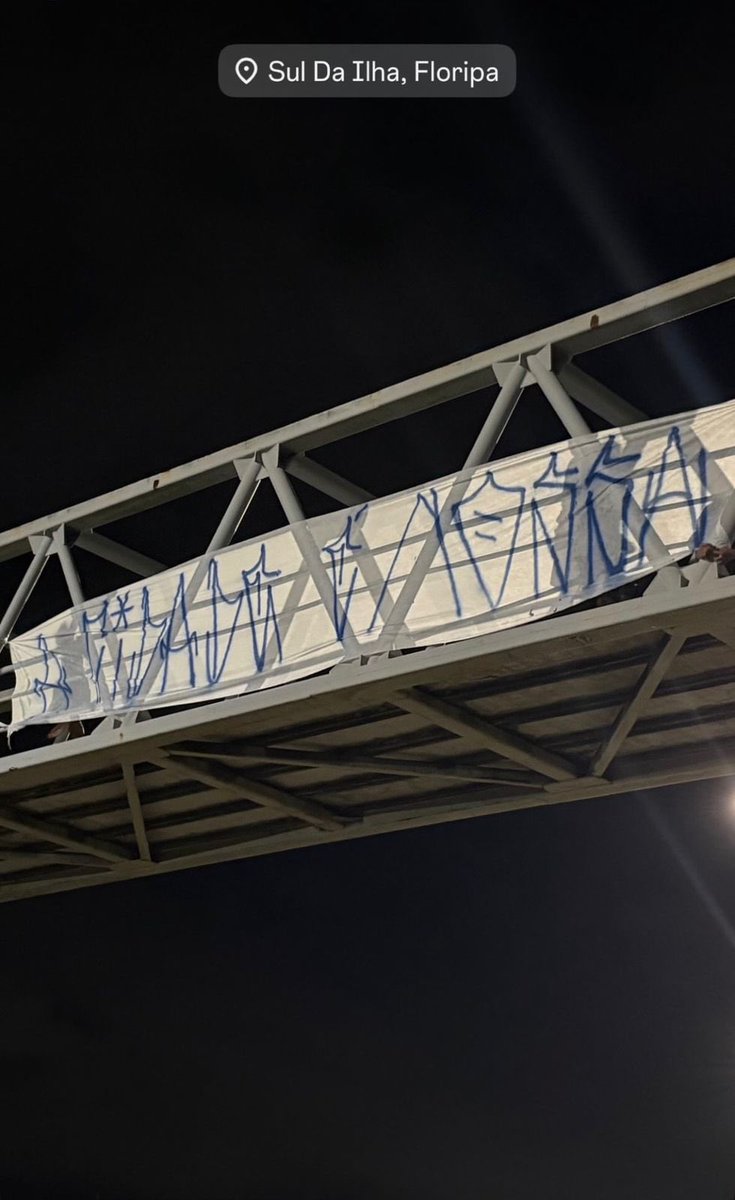gustavowillamil's tweet photo. Torcedores do Avaí espalham faixas e fazem provocações ao Figueirense na véspera do clássico.

A bola rola para a decisão da Recopa Catarinense, às 18h, na Ressacada. https://t.co/JlWCee2rK4