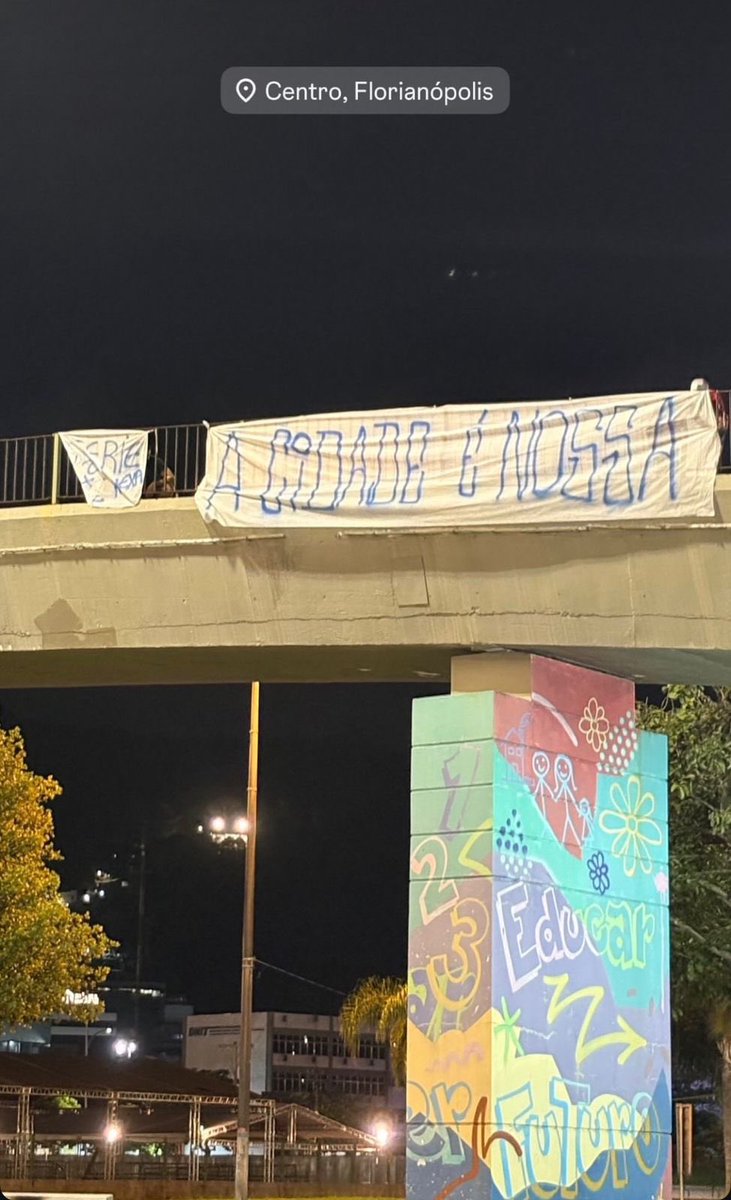 gustavowillamil's tweet photo. Torcedores do Avaí espalham faixas e fazem provocações ao Figueirense na véspera do clássico.

A bola rola para a decisão da Recopa Catarinense, às 18h, na Ressacada. https://t.co/JlWCee2rK4