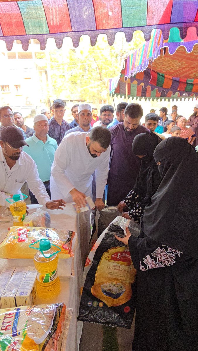 obaidquadri2's tweet photo. On the instructions of AIMIM President Br @asadowaisi Sb
In Surveillance of AIMIM Yakutpura MLA @Jaffarhusainmla Sb
AIMIM Youth Icon Yakutpura Incharge @YasarArafat_ Sb with SadeqSiraj Bhai distributed ration kits At Rein Bazar Chaman Yakutpura Constituency. https://t.co/ilhtpgOAqo