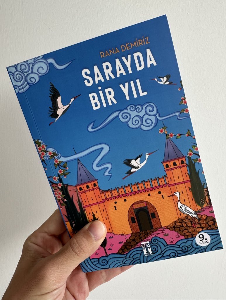 Uzun zaman önce kitap fuarından almıştım. Okumak şimdi nasip oldu. Birgi ve İstanbul arasında büyüleyici bir hikâye… 🤩
#SaraydaBirYıl
#RanaDemiriz
#GençTimaş