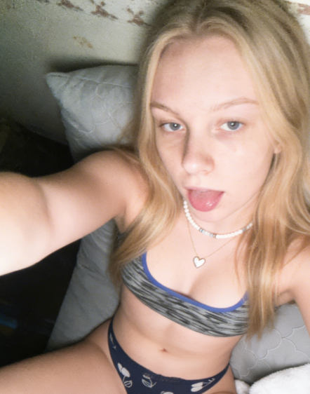 That_blond_bop's tweet photo. Who wants to have a snapchat streak with me ? https://t.co/nNlsLogmK9
