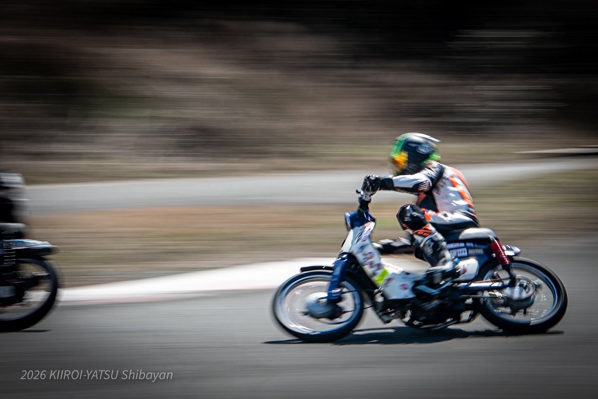 shibayanh's tweet photo. 時速200km/hでかっ飛ばすカブたち（ウソ）

#KIIROIYATSU 
#MUfactory
#motosmile
#ナナイチノソシキ https://t.co/A4rs4IUaWz