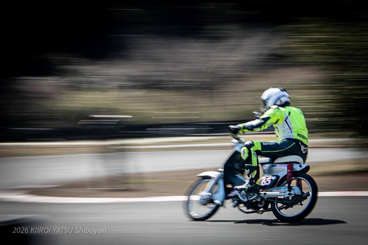 shibayanh's tweet photo. 時速200km/hでかっ飛ばすカブたち（ウソ）

#KIIROIYATSU 
#MUfactory
#motosmile
#ナナイチノソシキ https://t.co/A4rs4IUaWz