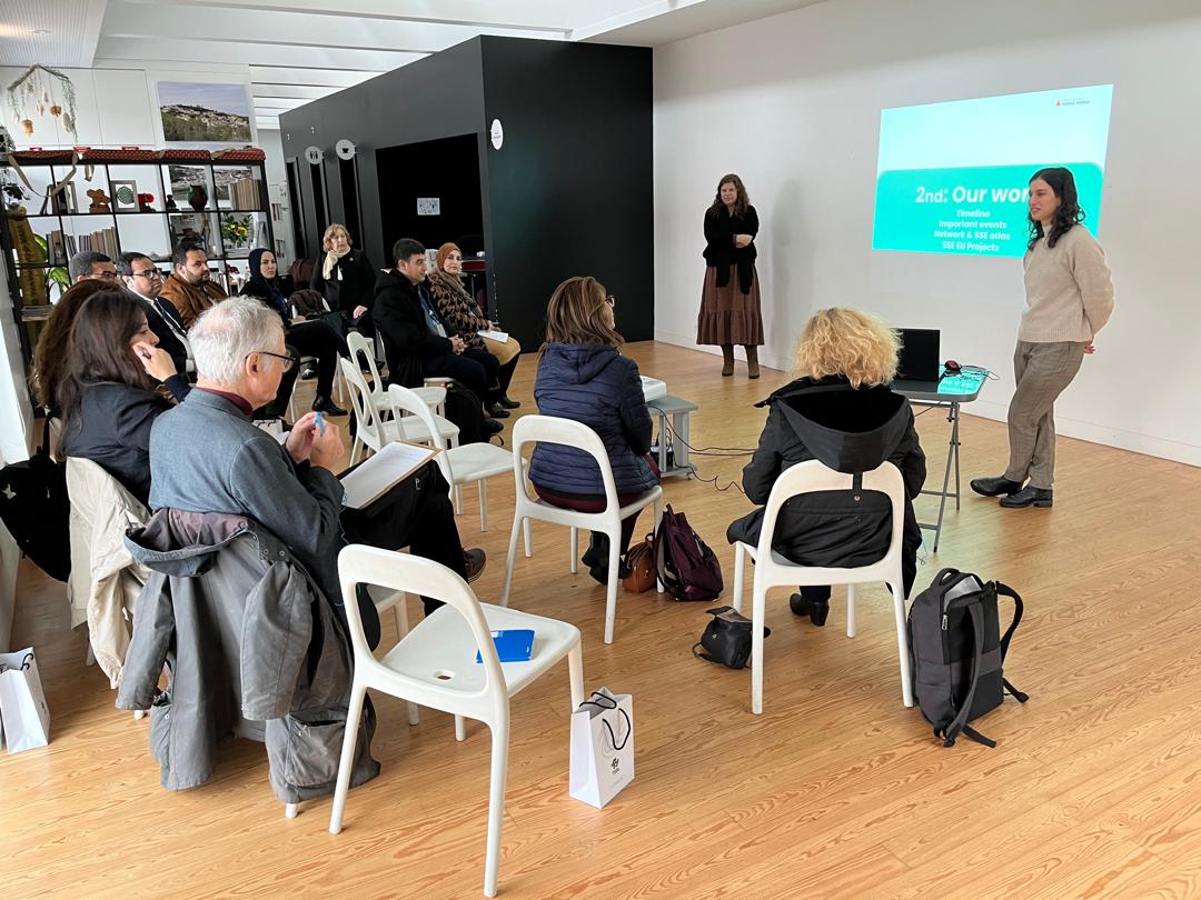 PNUDAlgerie's tweet image. 1/
𝐅𝐥𝐚𝐬𝐡𝐛𝐚𝐜𝐤 – Renforcer l’#ESS en Algérie grâce au partage d’expériences avec le Portugal 🇵🇹
Une semaine d’échanges et de rencontres pour la task-force chargée d’élaborer la future stratégie nationale de l’Économie Sociale et Solidaire.