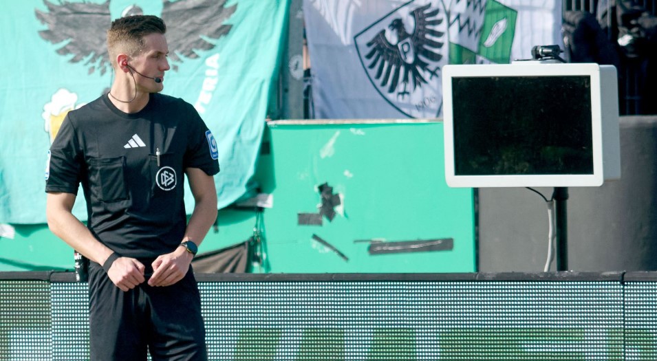 Almanya 2. ligi maçında Preussen Münster – Hertha Berlin karşılaşmasında bir maskeli taraftar VAR monitörünü fişten çekti, hakem olayı stadyumdan izleyemedi ve karar Köln’deki VAR odasından verildi; Hertha Berlin 2-1 kazandı. (News Sky)