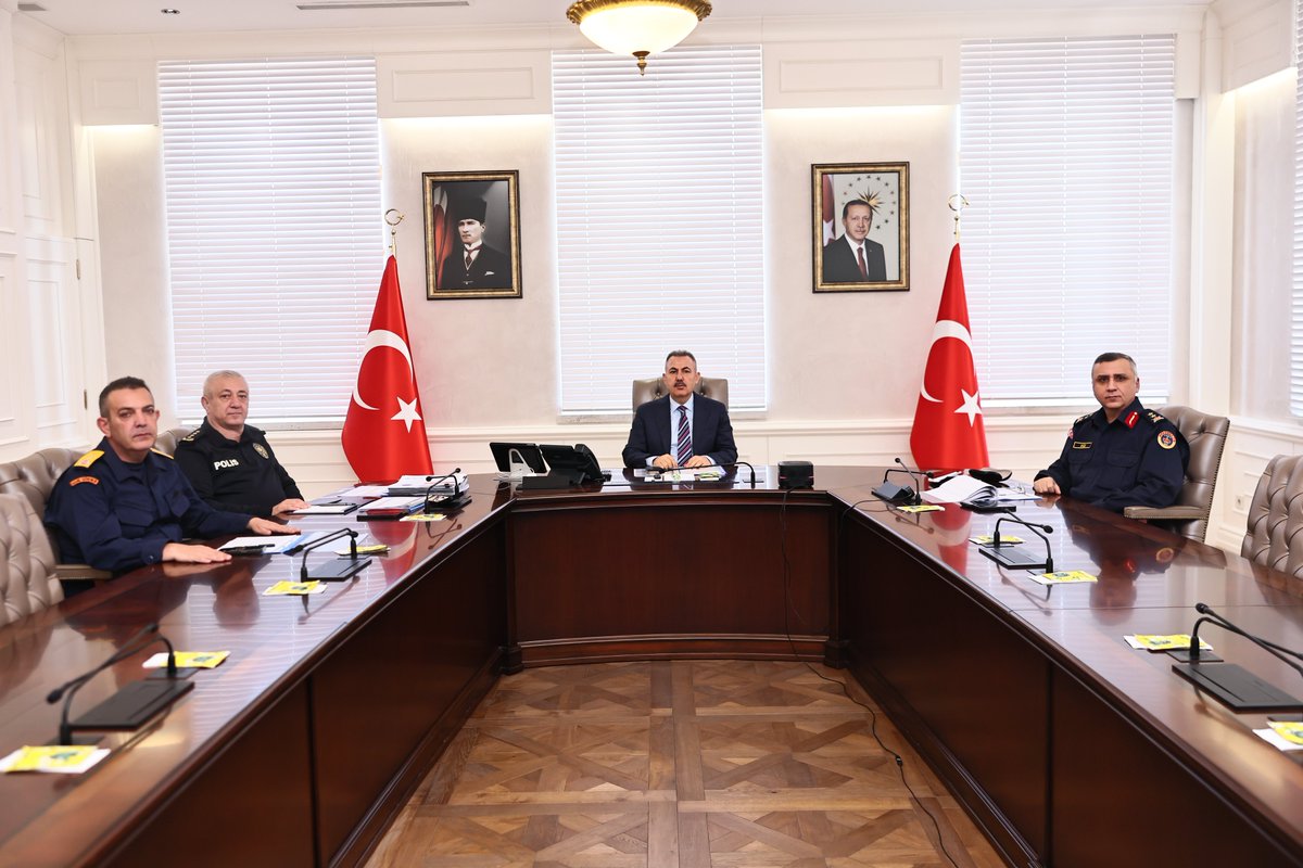 izmirvaliligi's tweet photo. Valimiz @drsuleymanelban, İçişleri Bakanımız Sayın Mustafa Çiftçi’nin başkanlığında, 81 il valisinin katılımıyla Video Koferans Sistemi (VKS) üzerinden gerçekleştirilen “Ramazan Bayramı Güvenlik Tedbirleri” toplantısına katıldı. https://t.co/OTMUuaXVAa