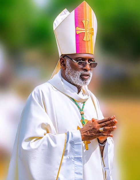 eddie_wrt's tweet photo. Metropolitan Archbishop of Cape Coast, Most Reverend Charles Gabriel Palmer-Buckle, hits the dance floor after being moved by the rhythm of jama music. https://t.co/3mRGBJdgmC