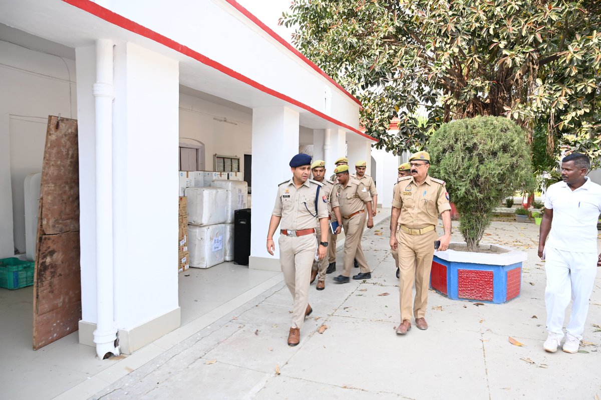 fatehpurpolice's tweet photo. आज दिनांक 15.03.2026 को #Spfhr श्री अभिमन्यु मांगलिक द्वारा पुलिस लाइन फतेहपुर का निरीक्षण किया गया। निरीक्षण के दौरान कार्यालयों, बैरकों, परिवहन शाखा, क्वार्टर गार्ड, परेड ग्राउंड, वर्दी स्टोर एवं अन्य व्यवस्थाओं का गहन अवलोकन किया गया। साथ ही अभिलेखों के रख-रखाव, साफ-सफाई, अनुशासन एवं प्रशासनिक व्यवस्थाओं की समीक्षा करते हुए संबंधित अधिकारियों/कर्मचारियों को आवश्यक दिशा-निर्देश प्रदान किए गए तथा महोदय द्वारा पुलिस लाईन फतेहपुर में रिक्रूट आरक्षियों के प्रशिक्षण का जायजा लिया गया है । महोदय द्वारा आर.टी.सी. भोजनालय, कैन्टीन एवं परेड ग्राउंड का निरीक्षण कर व्यवस्थाओं का जायजा लिया गया तथा संबंधित अधिकारियों को आवश्यक दिशा-निर्देश प्रदान किए गए। 
#UPPolice 
@Uppolice
@ADGZonPrayagraj
@igrangealld