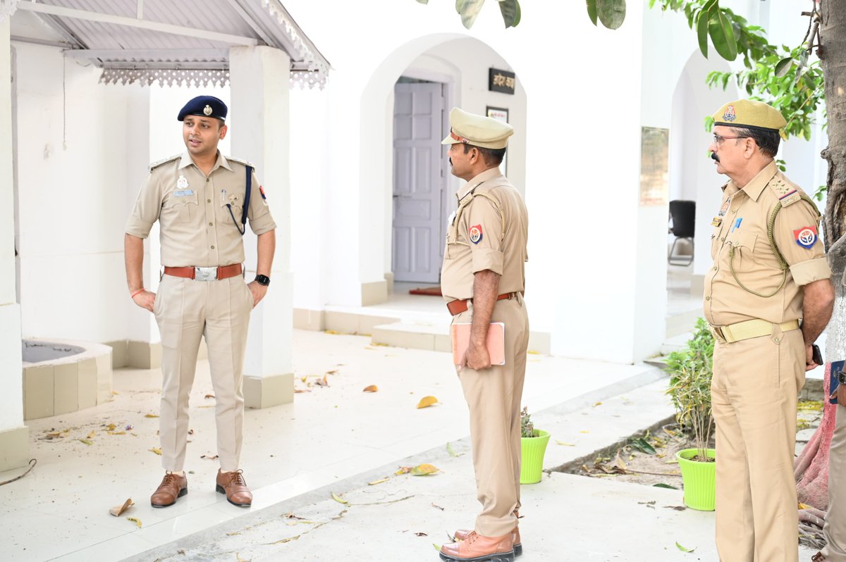 fatehpurpolice's tweet photo. आज दिनांक 15.03.2026 को #Spfhr श्री अभिमन्यु मांगलिक द्वारा पुलिस लाइन फतेहपुर का निरीक्षण किया गया। निरीक्षण के दौरान कार्यालयों, बैरकों, परिवहन शाखा, क्वार्टर गार्ड, परेड ग्राउंड, वर्दी स्टोर एवं अन्य व्यवस्थाओं का गहन अवलोकन किया गया। साथ ही अभिलेखों के रख-रखाव, साफ-सफाई, अनुशासन एवं प्रशासनिक व्यवस्थाओं की समीक्षा करते हुए संबंधित अधिकारियों/कर्मचारियों को आवश्यक दिशा-निर्देश प्रदान किए गए तथा महोदय द्वारा पुलिस लाईन फतेहपुर में रिक्रूट आरक्षियों के प्रशिक्षण का जायजा लिया गया है । महोदय द्वारा आर.टी.सी. भोजनालय, कैन्टीन एवं परेड ग्राउंड का निरीक्षण कर व्यवस्थाओं का जायजा लिया गया तथा संबंधित अधिकारियों को आवश्यक दिशा-निर्देश प्रदान किए गए। 
#UPPolice 
@Uppolice
@ADGZonPrayagraj
@igrangealld
