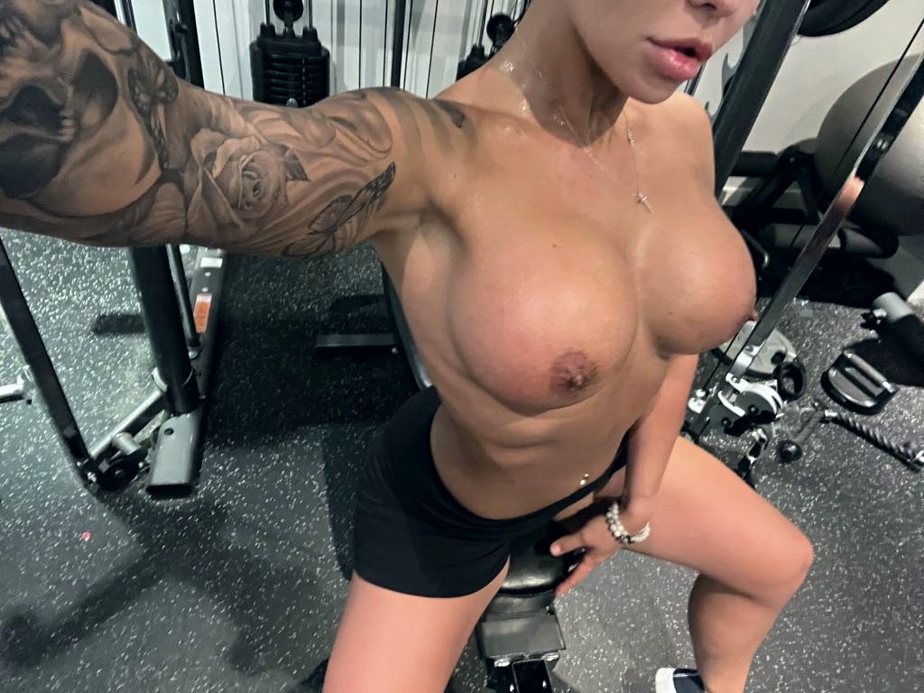 His_ExoticVixen's tweet photo. Would you workout with me 😏 The guys at the gym always asking if I need a spot ... https://t.co/cImC8oGFcc